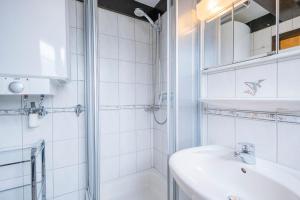 Koupelna v ubytování Ferienwohnpark Immenstaad am Bodensee Nurdachhaus Typ 8 NDW 114 + 22 fotografií