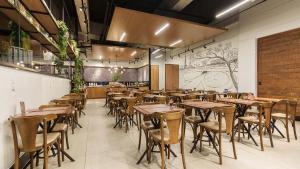Um restaurante ou outro lugar para comer em Hplus Vision Executive