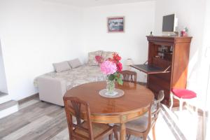 a room with a table with a vase of flowers on it at Studio vue mer dans le centre de Crozon in Crozon +22 photos