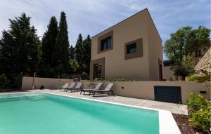 eine Villa mit einem Pool neben einem Haus in der Unterkunft 2 Bedroom Beautiful Home In Kremena in Kremena