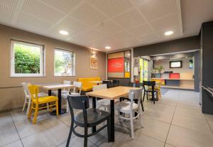 Kuchyň nebo kuchyňský kout v ubytování B&B HOTEL Calais Centre St Pierre