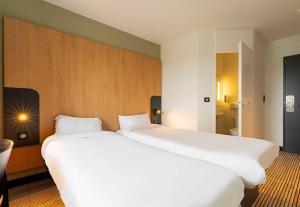 Postel nebo postele na pokoji v ubytování B&B HOTEL Calais Centre St Pierre