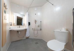 Koupelna v ubytování B&B HOTEL Calais Centre St Pierre