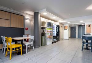 Kuchyň nebo kuchyňský kout v ubytování B&B HOTEL Calais Centre St Pierre