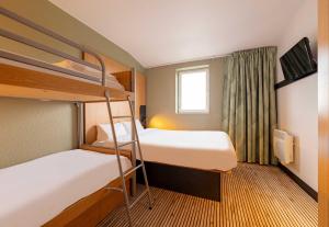 Postel nebo postele na pokoji v ubytování B&B HOTEL Calais Centre St Pierre