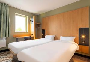 Postel nebo postele na pokoji v ubytování B&B HOTEL Calais Centre St Pierre