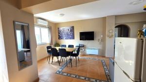 Una cocina o cocineta en Charming 2BR Classic Flat with Fast Wi-Fi