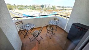 Un balcón o terraza en Charming 2BR Classic Flat with Fast Wi-Fi
