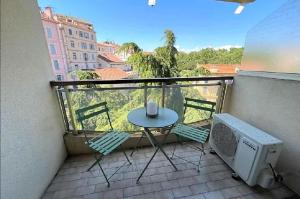 Balkón alebo terasa v ubytovaní L'ILOT avec balcon, mignon et charmant, un havre de paix au cœur du centre-ville