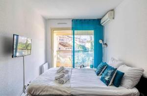 Posteľ alebo postele v izbe v ubytovaní L'ILOT avec balcon, mignon et charmant, un havre de paix au cœur du centre-ville + 11 fotografií
