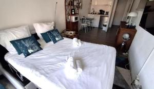 Posteľ alebo postele v izbe v ubytovaní L'ILOT avec balcon, mignon et charmant, un havre de paix au cœur du centre-ville