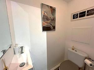 Kúpeľňa v ubytovaní L'ILOT avec balcon, mignon et charmant, un havre de paix au cœur du centre-ville