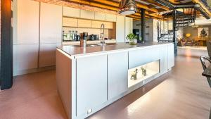 Galeriebild der Unterkunft Loft haut de gamme avec jacuzzi à Trélévern in Trélévern