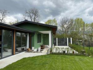 ein Gewächshaus mit großem Fenster und Garten in der Unterkunft Villa Green House in Tscherweni Breg