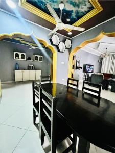 Un comedor con una mesa y sillas negras. en V & V BnB, en Dar es Salaam 13 fotos más
