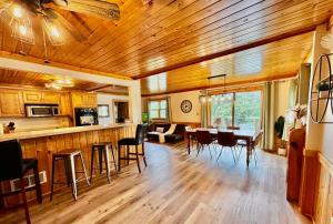 Una cocina y una sala de estar con mesa y sillas. en Cabin on Little Lake Emily & ATV Trails, en Emily