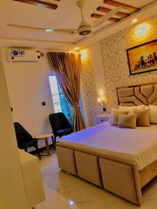 ein Schlafzimmer mit einem großen Bett, einem Tisch und Stühlen in der Unterkunft Luxury Family Apartment in Islamabad + 29 Fotos