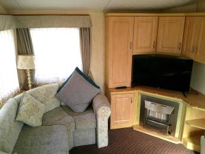 Televiisor ja/või meelelahutuskeskus majutusasutuses Golden Sands Westmorland GS 6 Berth Blow Heated Access to the Beach