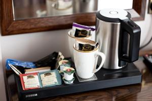 Příslušenství pro přípravu čaje a kávy v ubytování The Harrogate Inn - The Inn Collection Group