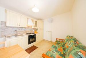 Una sala de estar con un sofá y una cocina. en Tower Sea View, en Cefalú 15 fotos más