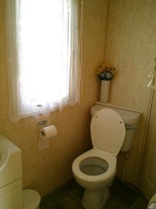 Vannituba majutusasutuses Golden Sands Westmorland GS 6 Berth Blow Heated Access to the Beach +19 fotot