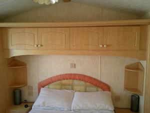 Voodi või voodid majutusasutuse Golden Sands Westmorland GS 6 Berth Blow Heated Access to the Beach toas