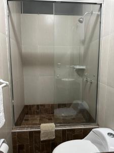 Ένα μπάνιο στο Cacique Hotel