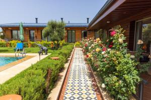 Bazén v ubytování Dar Zarrouk - Eco Lodge Briech Assilah nebo v jeho okolí