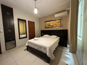 Ένα ή περισσότερα κρεβάτια σε δωμάτιο στο Cacique Hotel