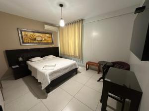Ένα ή περισσότερα κρεβάτια σε δωμάτιο στο Cacique Hotel