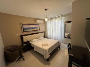Ένα ή περισσότερα κρεβάτια σε δωμάτιο στο Cacique Hotel