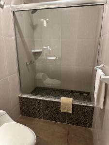 Ένα μπάνιο στο Cacique Hotel