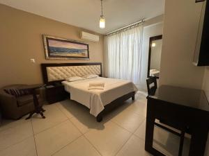 Ένα ή περισσότερα κρεβάτια σε δωμάτιο στο Cacique Hotel