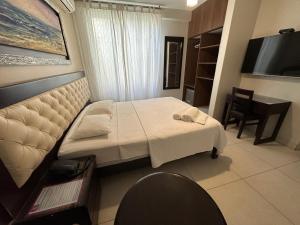 Ένα ή περισσότερα κρεβάτια σε δωμάτιο στο Cacique Hotel