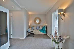 un soggiorno con un divano e uno specchio di Best View 25th floor, App 331 a Timmendorfer Strand