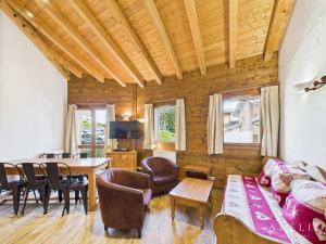 een woonkamer met een bank en een tafel bij Appartement 4 Pièces au Centre de la Station, Proche Remontées Mécaniques, Parking et Balcon Est - FR-1-398-521 in La Rosière