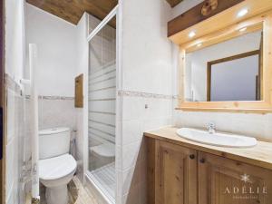 een badkamer met een toilet, een wastafel en een spiegel bij Appartement 4 Pièces au Centre de la Station, Proche Remontées Mécaniques, Parking et Balcon Est - FR-1-398-521 in La Rosière +5 foto's