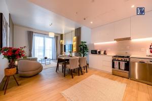 eine Küche und ein Wohnzimmer mit Tisch und Stühlen in der Unterkunft Luxury Escapes - Breathtaking 1BR with Sea View Port Lamer in Dubai