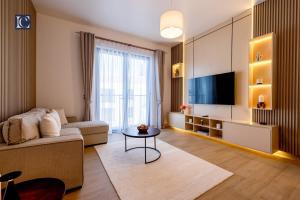 ein Wohnzimmer mit Sofa und Fernseher in der Unterkunft Luxury Escapes - Breathtaking 1BR with Sea View Port Lamer in Dubai