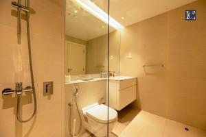ein Badezimmer mit Toilette und Glasdusche in der Unterkunft Luxury Escapes - Breathtaking 1BR with Sea View Port Lamer in Dubai + 9 Fotos