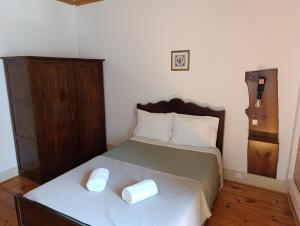a bedroom with a bed with two paper towels on it at Casa Serradalto in Manteigas