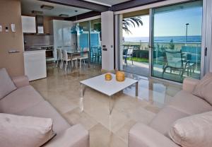 een woonkamer met een bank en een tafel bij Las Barcas in San Agustin