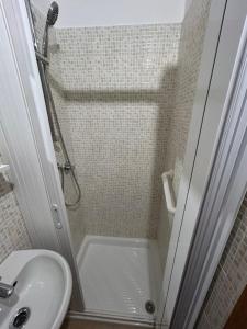 un baño con ducha y lavabo en Il Rifugio nel Borgo, en Lerici