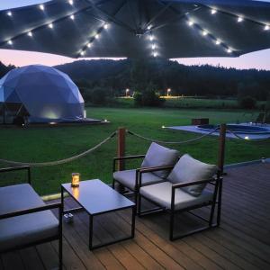Posezení v ubytování Glamping nad Sanem