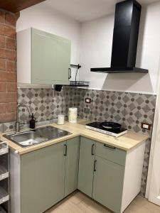 una cocina con fregadero y encimera en Il Rifugio nel Borgo, en Lerici 4 fotos más