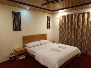 Postel nebo postele na pokoji v ubytování Black Stone Suites Skardu + 31 fotografií