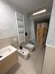 een badkamer met een wastafel en een toilet en een raam bij Margot Sorrento house in Sorrento