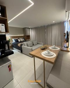 una sala de estar con un sofá y una mesa en Flats Voll29 - By EasyHost, en João Pessoa