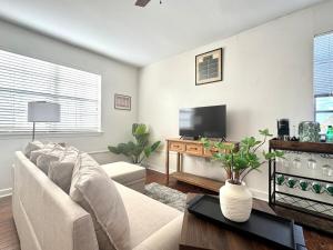 Μια τηλεόραση ή/και κέντρο ψυχαγωγίας στο Charming Studio In Historic Spanish Town Location