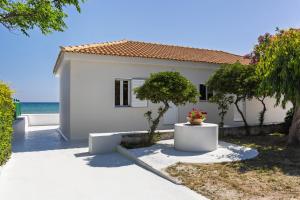 Gallery image of Aliki's Summerhouses Beachfront in Argasi +23 photos
